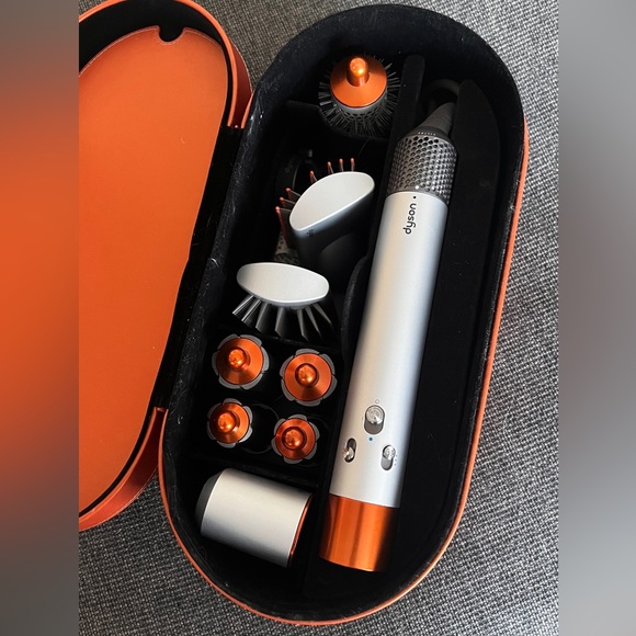 Dyson Airwrap Complete - Picture 1 of 2